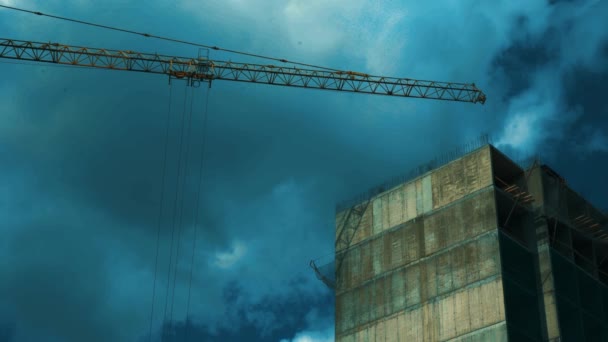 Betonová Průmyslová Budova Poblíž Vysokého Věžového Jeřábu Pozadí Tmavomodré Oblohy — Stock video