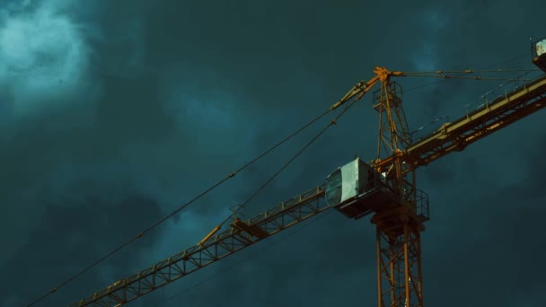 Vysoký Žlutý Stavební Jeřáb Bílou Kabinou Staví Noci Velké Obytné — Stock video