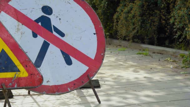 人々は禁止標識の近くを歩く 晴れた日の歩行者用の標識はタイルに表示されないです 人は法律に違反し 危険な 保護領土を残します — ストック動画