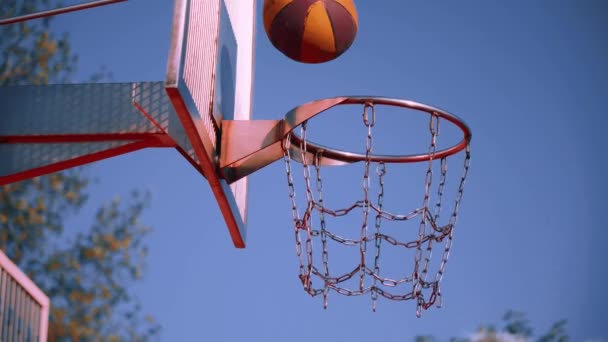 Оранжево Черный Баскетбольный Мяч Делает Двойной Бросок Третий Раз Падает — стоковое видео