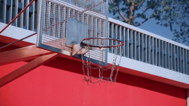 Oranje Zwarte Bal Vliegt Een Basketbalveld Vallen Door Hoepel Met — Stockvideo