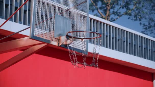 Oranje Zwarte Bal Vliegt Een Basketbalveld Valt Zonnige Zomerdag Door — Stockvideo