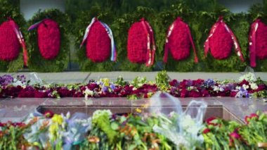 İkinci Dünya Savaşı'nda zafer sembolü - Meçhul Asker Grave de Ebedi Alev anıt kırmızı ve beyaz cenaze çiçekleri. Milyonlarca şehit insanın anısına ateş yanıyor anavatanı savunanlar.