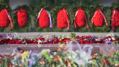 İkinci Dünya Savaşı'nda zafer sembolü - Meçhul Asker Mezarı'nda yıldız ile Ebedi Alev anıt anıt. Milyonlarca Sovyet kurbanının anısına ateş yanıyor Rusya'da anavatanı savunan insanlar.