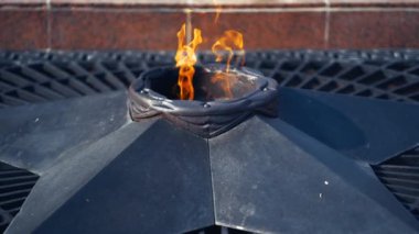Bilinmeyen Asker Mezarı'nda yıldız ile Eternal Flame anıt anıt - İkinci Dünya Savaşı'nda 9 Mayıs zafer günü sembolü. Milyonlarca Sovyet kurbanının anısına ateş yanıyor insanlar anavatanı savunanlar