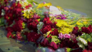 Dünya Savaşı'nda zafer sembolü ve milyonlarca kurban insanların anısına - Meçhul Asker Mezarı'nda anıt anıtında St George kurdele ile kırmızı ve yeşil cenaze çiçekleri. Seçici odaklama.