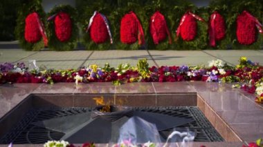 İkinci Dünya Savaşı'nda zafer sembolü - Meçhul Asker Mezarı'nda yıldız ile Ebedi Alev anıt anıt. Milyonlarca Sovyet kurbanının anısına ateş yanıyor Rusya'da anavatanı savunan insanlar.