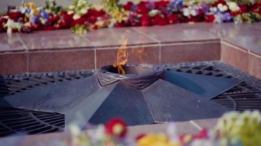 İkinci Dünya Savaşı 'ndaki zaferin sembolü olan Meçhul Asker Mezarlığı' nda yıldızlı ve çiçekli sonsuz alev anıtı. Milyonlarca Sovyet 'in anısına yanan ateş anavatanı savundu..