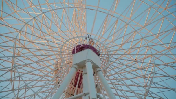 Big Fragment Rotating White Giant Ferris Wheel Closed Cabins Amusement — Stock Video