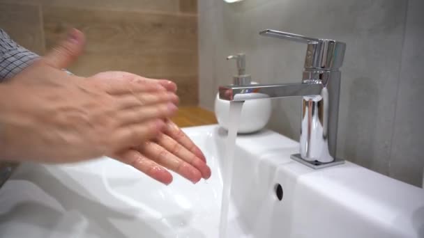 Coronavirus Pandémie Prévention Ouvrier Laver Soigneusement Les Mains Avec Eau — Video