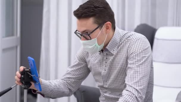 Joven Caucásico Guapo Morena Hombre Usar Gris Camisa Cuadros Gafas — Vídeos de Stock