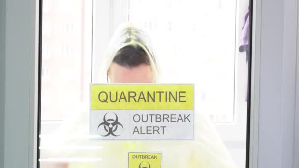 Μεμονωμένη Ασθένεια Άνθρωπος Φορούν Κίτρινο Προστατευτικό Κοστούμι Τυρκουάζ Αναλώσιμη Ιατρική — Αρχείο Βίντεο