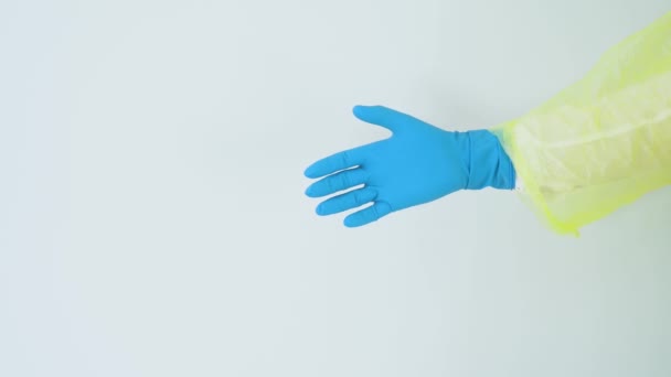 Одна Рука Человека Врача Медицинской Синей Резиновой Перчатке Делает Жест — стоковое видео