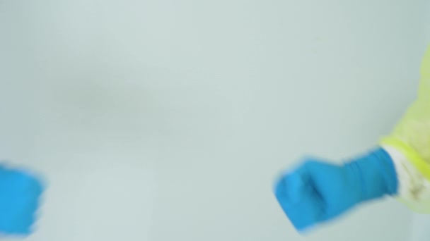 Две Руки Медиков Защитных Антивирусных Костюмах Синие Резиновые Перчатки Делают — стоковое видео