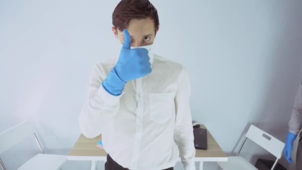 Młody Biały Brunetka Mężczyzna Nosić Białą Koszulę Niebieskie Rękawice Ochronne — Wideo stockowe