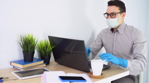 Junge Nette Kaukasische Mann Tragen Graues Hemd Medizinische Blaue Gummihandschuhe — Stockvideo