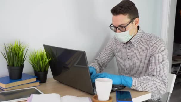 Joven Con Gafas Negras Camisa Cuadros Guantes Azules Mascarilla Desechable — Vídeos de Stock