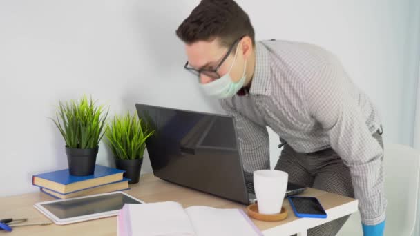 Jonge Man Met Donker Haar Dragen Geruit Shirt Broek Blauwe — Stockvideo