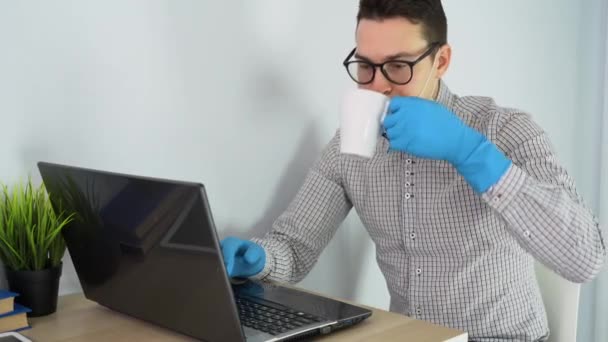 Otthon Dolgozik Laptopot Használ Járvány Idején Védelem Egészségügy Elszigeteltség Egy — Stock videók