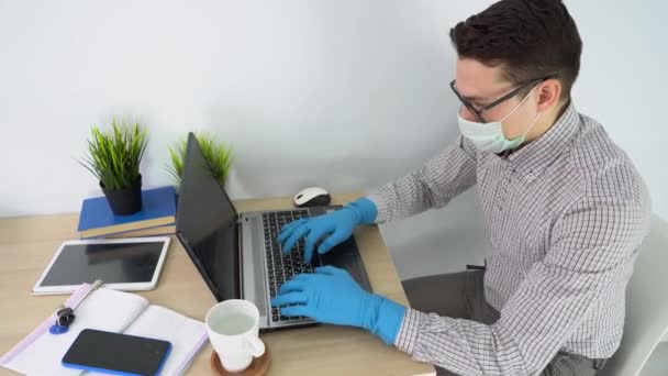 Schöne Männliche Arbeiter Mit Kurzen Braunen Haaren Sitzen Holztisch Ziehen — Stockvideo