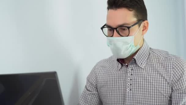 Hombre Solitario Freelancer Sentado Habitación Blanca Lugar Trabajo Usar Gafas — Vídeos de Stock