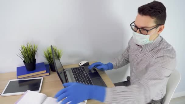 Zakenman Dragen Geruite Shirt Broek Medisch Masker Handschoenen Zit Aan — Stockvideo