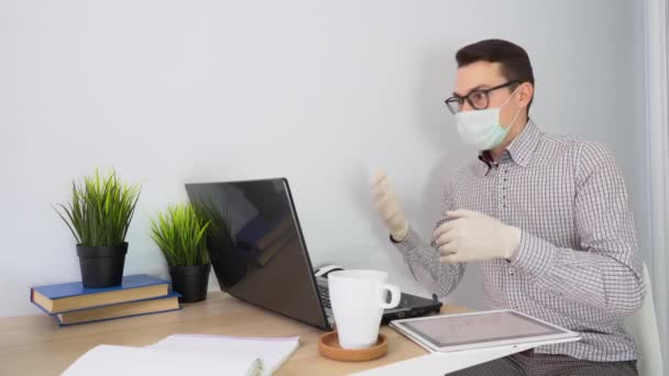 Morena Joven Trabajador Hombre Llevar Máscara Facial Rescate Virus Camisa — Vídeos de Stock