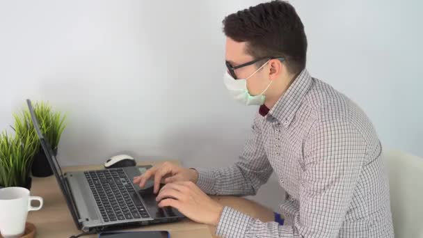 Młody Zakażony Biznesmen Jednorazowej Masce Ochronnej Nosi Czarne Okulary Używa — Wideo stockowe