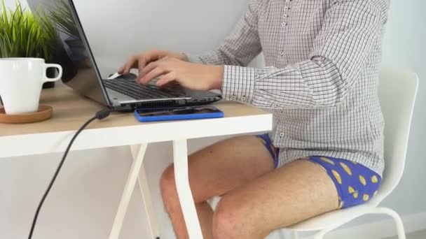 사업가가 속옷을 셔츠는 비디오 전화로 의사소통을 노트북을 사용하고 방에서 키보드를 — 비디오
