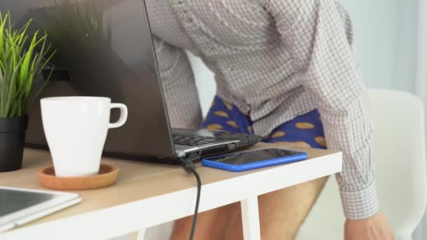 Hombre Trabajador Caucásico Usa Camisa Gris Negocios Cuadros Calzoncillos Azules — Vídeos de Stock