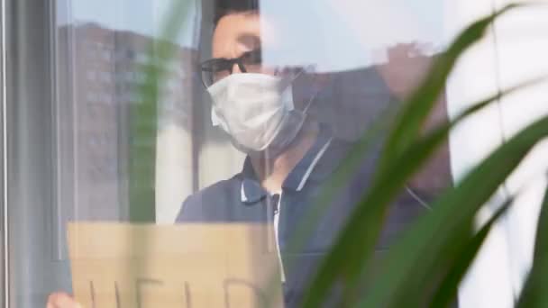 Anos Homem Usa Camiseta Azul Máscara Protetora Descartável Médica Olha — Vídeo de Stock
