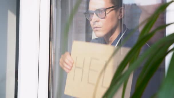 Yalnız Üzgün Bir Adamın Portresini Yakından Çek Pencereden Uzun Uzun — Stok video