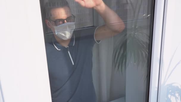 Triste Solitário Morena Isolada Homem Usar Máscara Protetora Rosto Médico — Vídeo de Stock