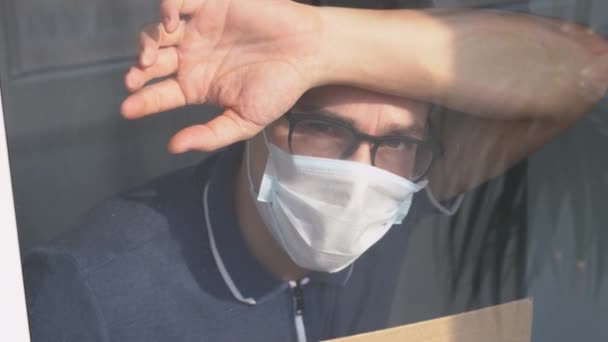 Americano Giovane Uomo Indossare Bianco Maschera Protettiva Monouso Occhiali Neri — Video Stock