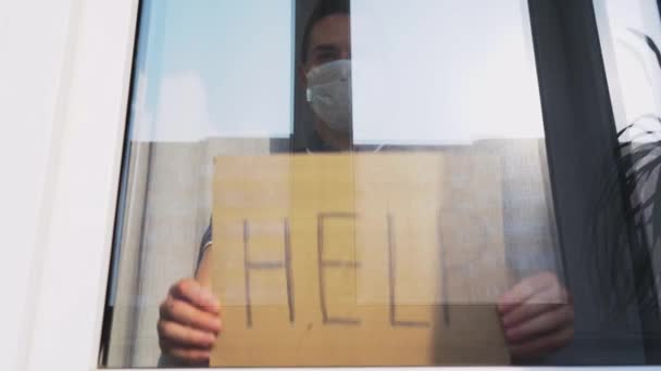 Homme Portant Masque Médical Blanc Reste Dans Chambre Derrière Fenêtre — Video