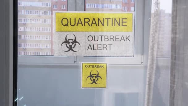 Cierre Inscripción Letreros Amarillos Pegados Ventana Vidrio Alerta Brote Cuarentena — Vídeos de Stock