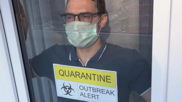 Preocupado Isolado Infectado Jovem Doente Vestindo Camiseta Azul Máscara Protetora — Vídeo de Stock