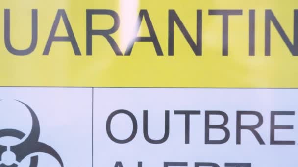 Weiß Gelber Schriftzug Mit Schwarzem Warnaufdruck Quarantine Outbreak Alert Schild — Stockvideo