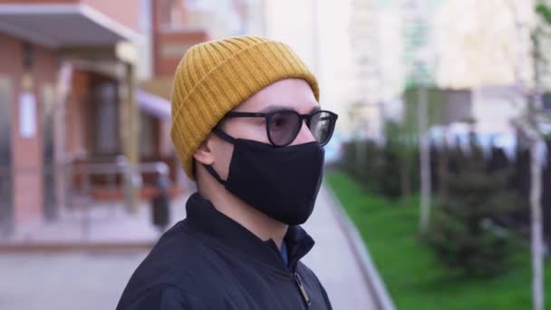 Jovem Óculos Sol Máscara Protetora Gaze Preta Chapéu Malha Amarelo — Vídeo de Stock