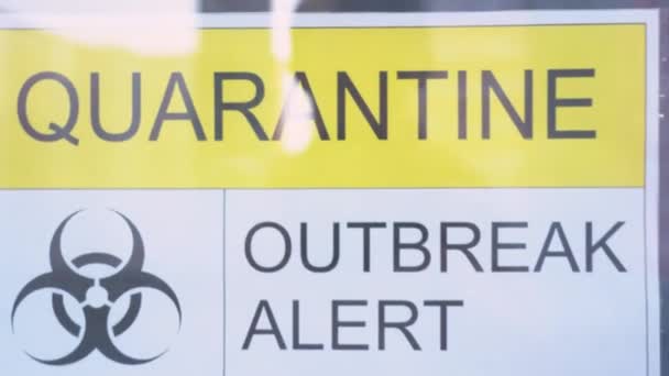 Żółty Napis Czarnym Ostrzeżeniem Wydrukowanym Słowem Quarantine Outbreak Alert Znak — Wideo stockowe