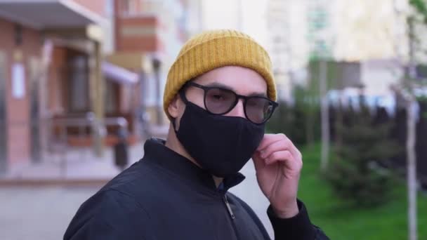 Jonge Blanke Man Draagt Een Zwarte Bril Een Gele Wintermuts — Stockvideo