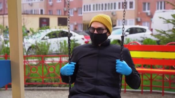 Een Alleen Volwassen Knappe Jongeman Draagt Gezichtsmasker Beschermende Blauwe Medische — Stockvideo