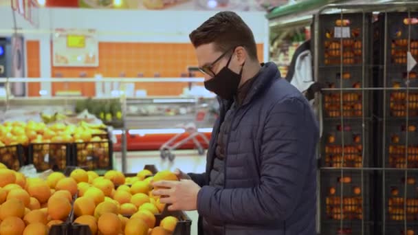 Der Junge Kaukasische Gut Aussehende Brünette Mann Trägt Eine Schwarze — Stockvideo