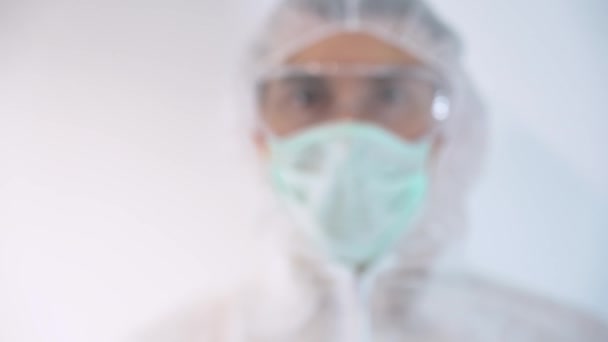 Científico Masculino Usa Traje Protector Guantes Azules Muestra Máscara Sostiene — Vídeos de Stock