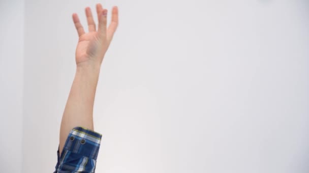 Tangan Pria Muda Tak Dikenal Dengan Kemeja Biru Kotak Kotak — Stok Video