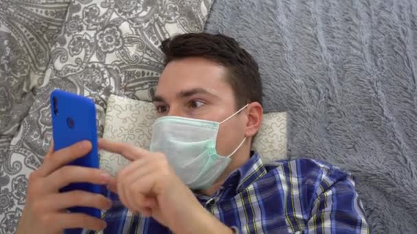 Homme Infecté Malade Ennuyé Trouve Sur Lit Doux Portant Masque — Video