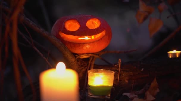 Arancione Incandescente Intagliato Spaventoso Zucca Testa Jack Lanterna Con Sorriso — Video Stock
