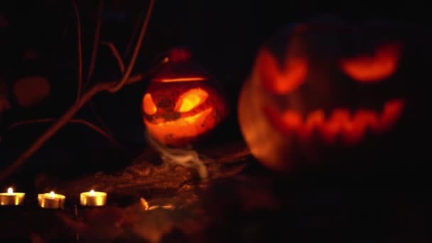Cabeza Calabaza Halloween Con Aspecto Amenazante Sonrisa Villano Velas Encendidas — Vídeo de stock