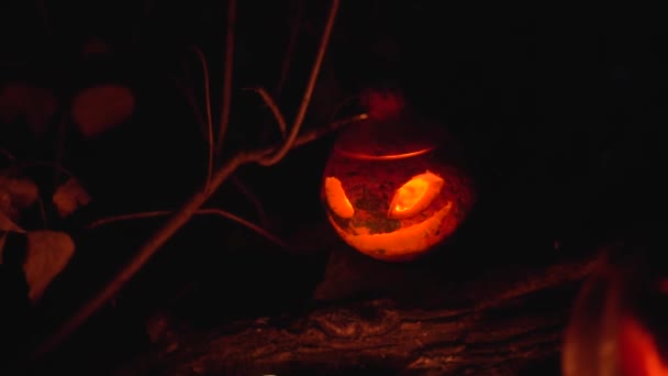 Avond Straat Schemerig Een Fel Oranje Pompoen Met Uitsnijdingen Mond — Stockvideo