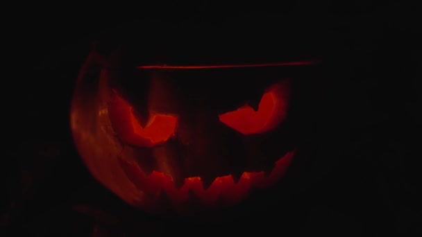 Jedna Duża Uśmiechnięta Pomarańczowa Dynia Wyrzeźbionymi Ostrymi Zębami Przerażającym Wyglądem — Wideo stockowe